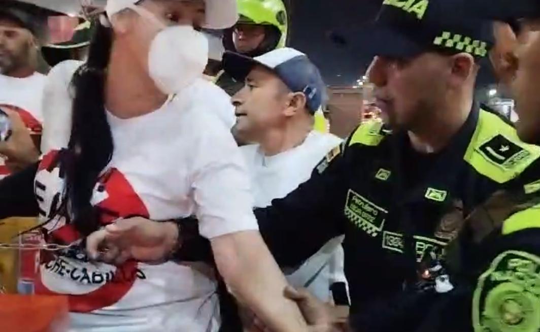 Seis mujeres se encadenaron en el peaje del trapiche en Barbosa, Antioquia