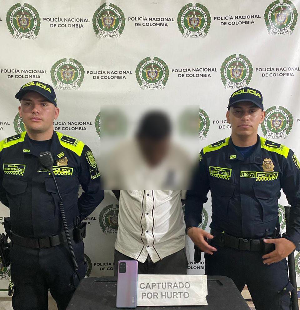 Un fletero le pegó en el rostro a una mujer por robarle un celular en Medellín