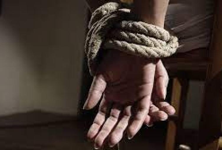 Hombre habría secuestrado y amenazado con cuchillo a su abuela y familiares en Bello en Entrerríos para robarlos