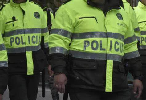 Destituyen a un sargento y a un médico de la Policía, señalados de abusar de 11 mujeres en Urabá