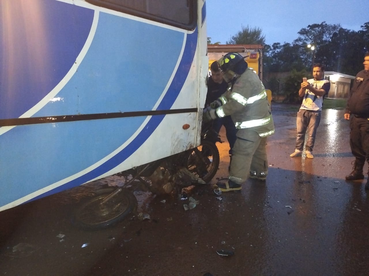 Un mototaxista y la parrillera murieron al chocar con un bus en Cáceres