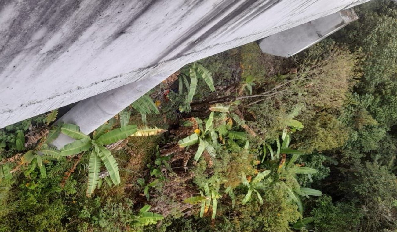 ¡Se salvó de milagro! Motociclista cayó a un abismo de más de 50 metros en Santa Fe de Antioquia