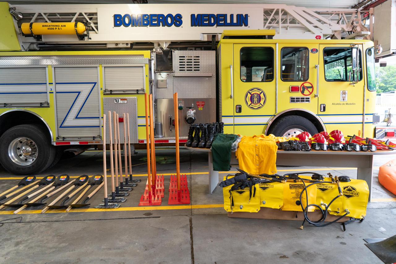 Bomberos de Medellín recibieron cinco piscinas especiales para combatir los incendios forestales