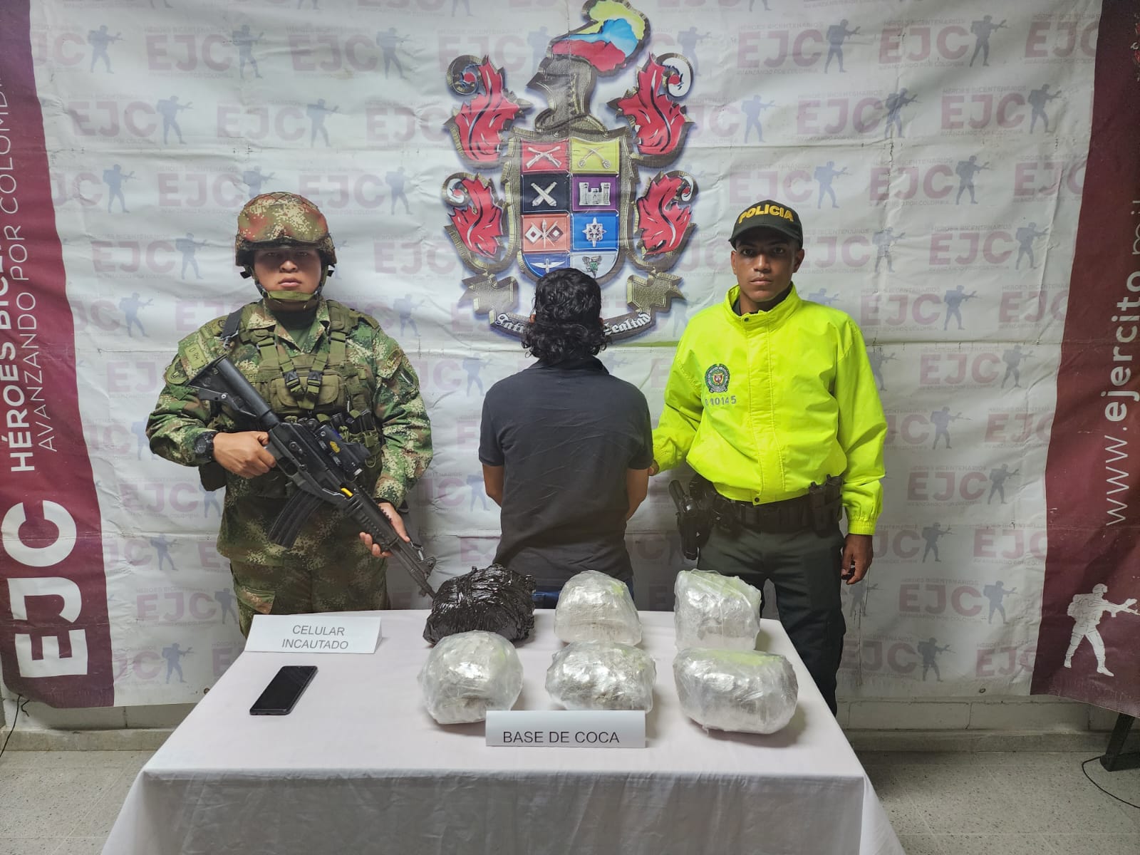 En Tarazá, Ejército y Policía capturaron a un sujeto con seis kilogramos de base de coca. Tendría nexos con el Clan del Golfo