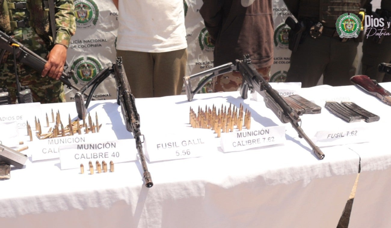 Sorprendieron a dos integrantes de Los Chatas con material bélico en un cambuche clandestino en Alejandría