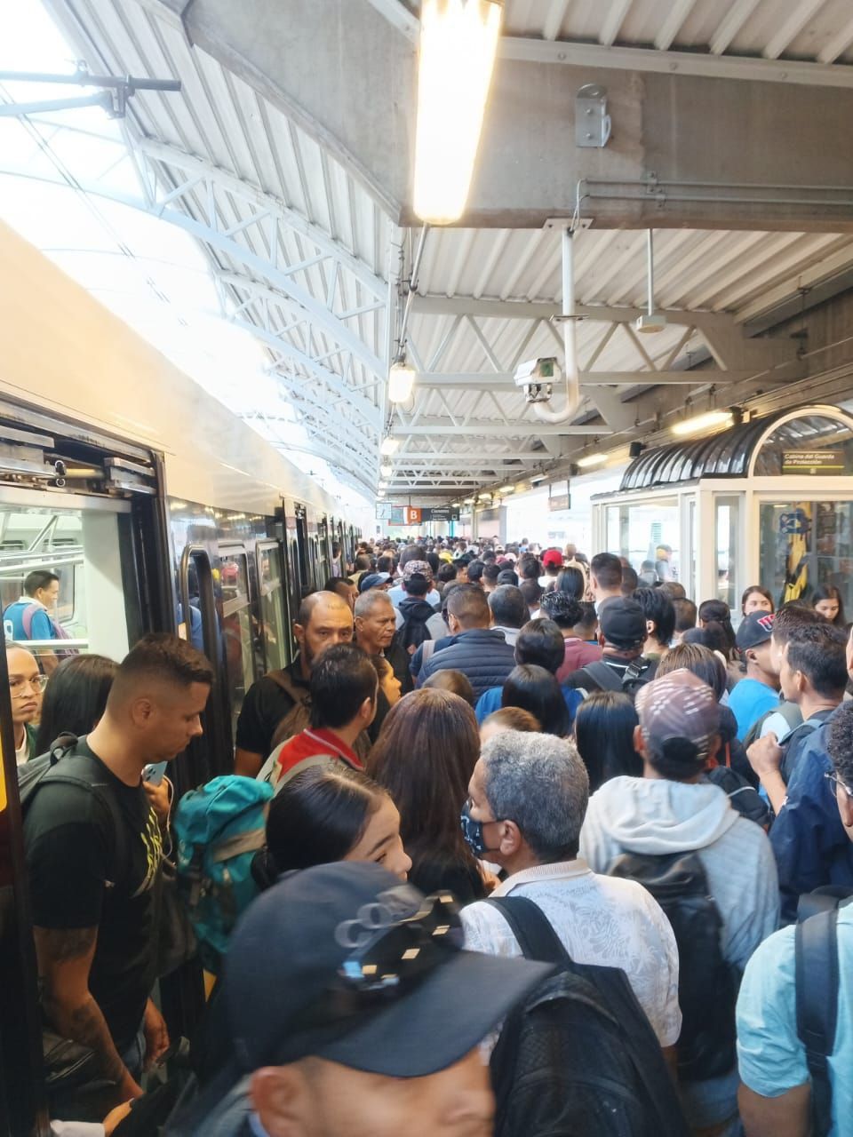 “Como Los caballos desbocados”, el viacrucis de los usuarios en el Metro de Medellín