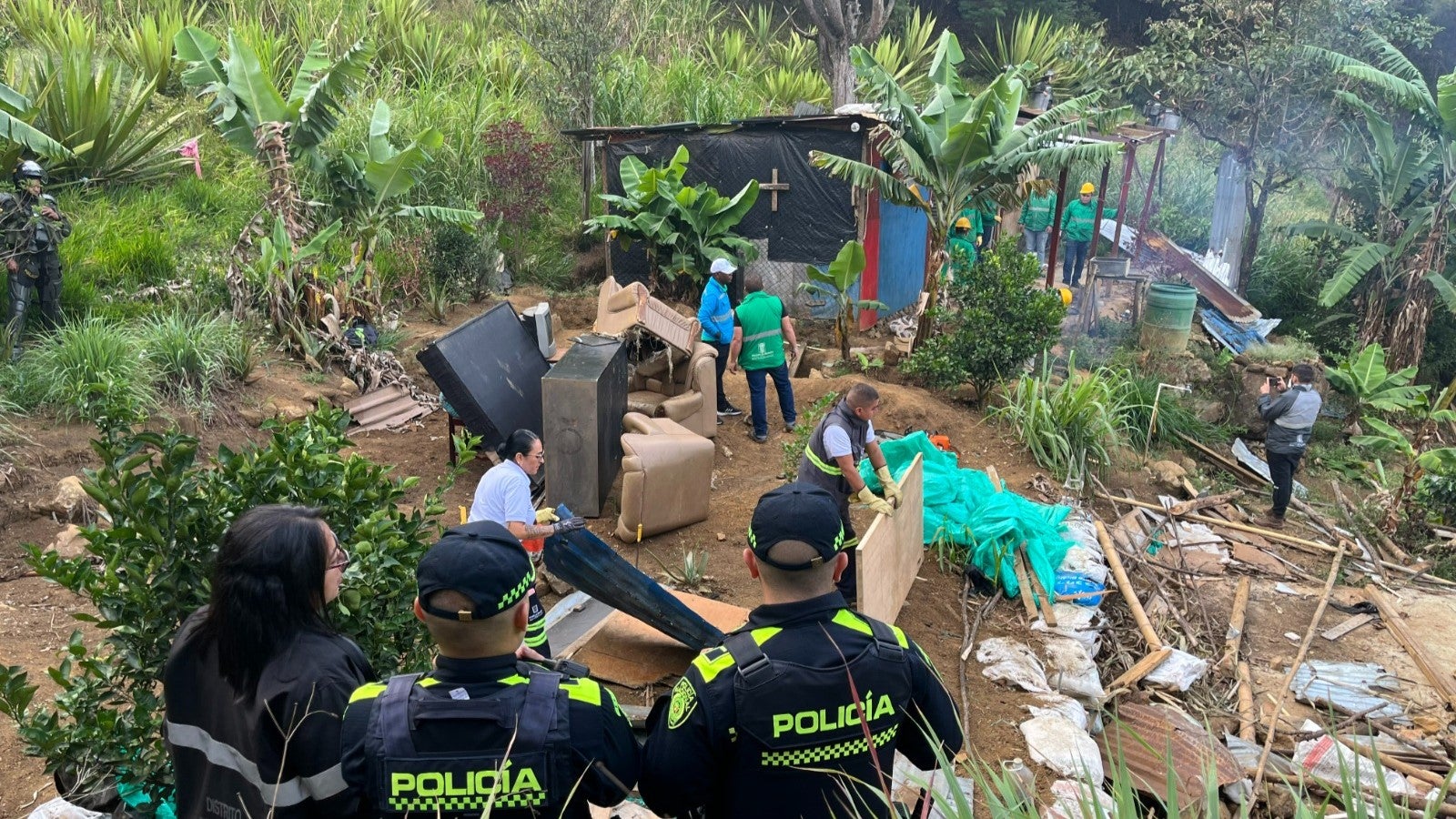 [Fotos] Santa Elena: 10 viviendas construidas en zona protegida fueron demolidas en Medellín