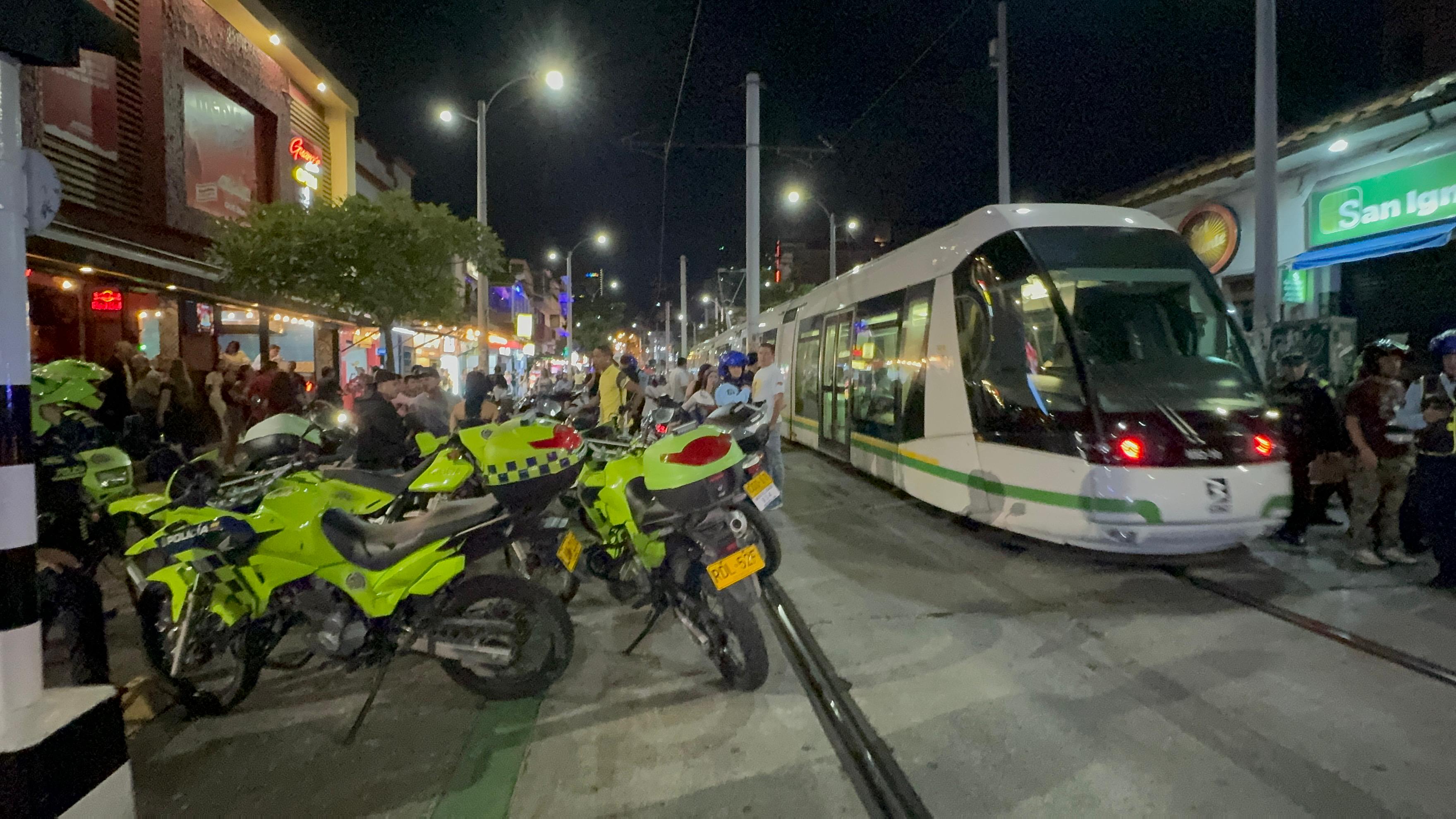 No aprendemos: inmovilizaron 50 motos por invadir el tranvía de Medellín