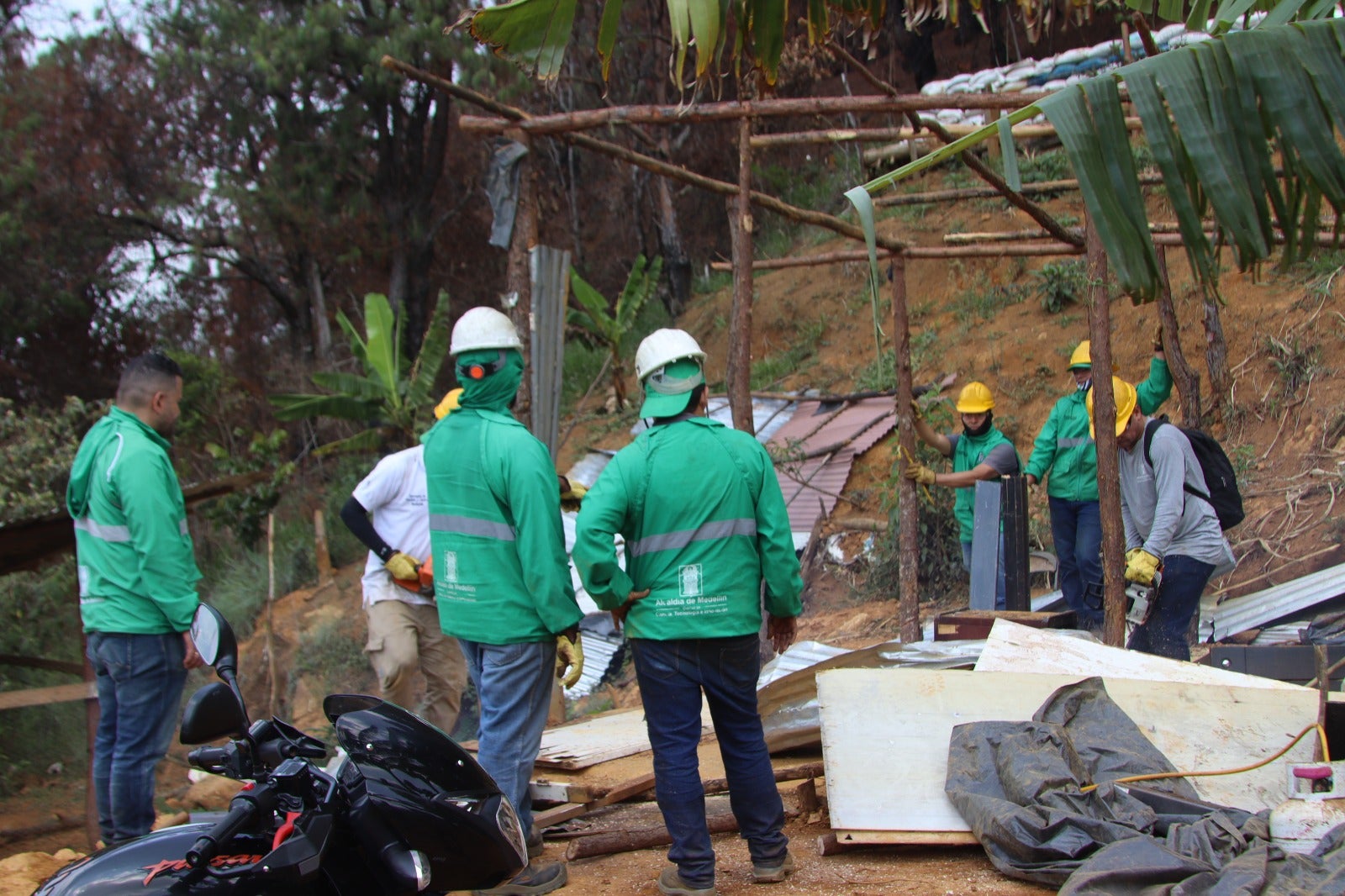 Grupos criminales de Medellín pusieron postes de energía para lotear el cerro Pan de Azúcar