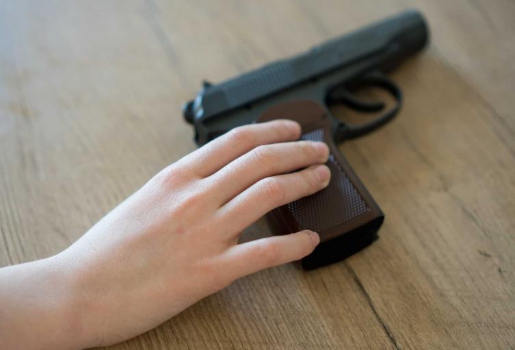 Tragedia en Medellín: Auxiliar de policía al borde de la paraplejia tras disparo de su compañero