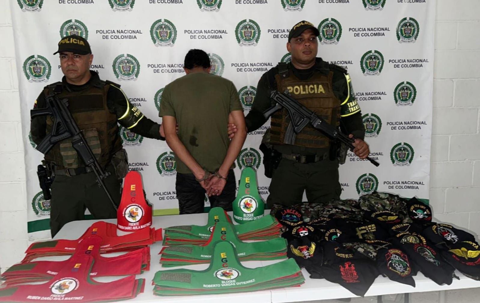 Detienen a un hombre en Tarazá con arsenal de propaganda de las AGC en bus de servicio público