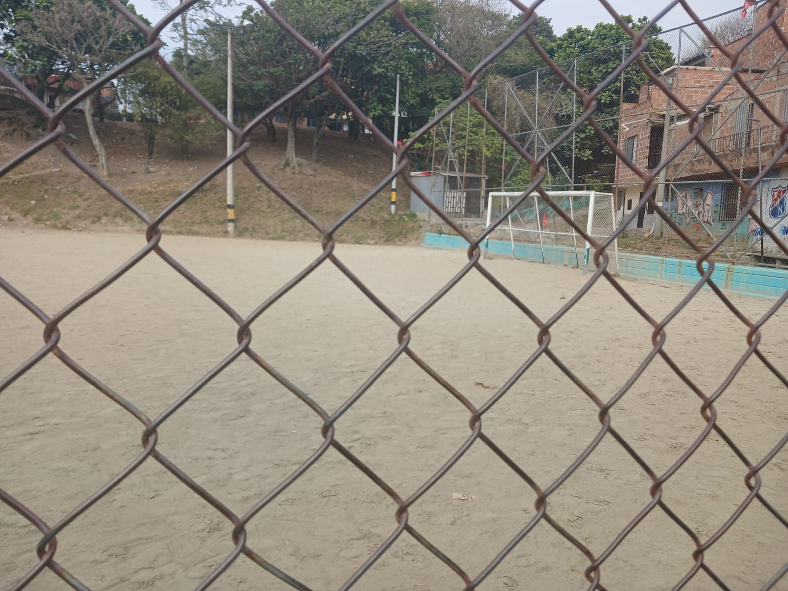 [FOTOS] Habitantes de Robledo El Diamante dicen que ya hay más polvo en sus pulmones que en la cancha de arenilla