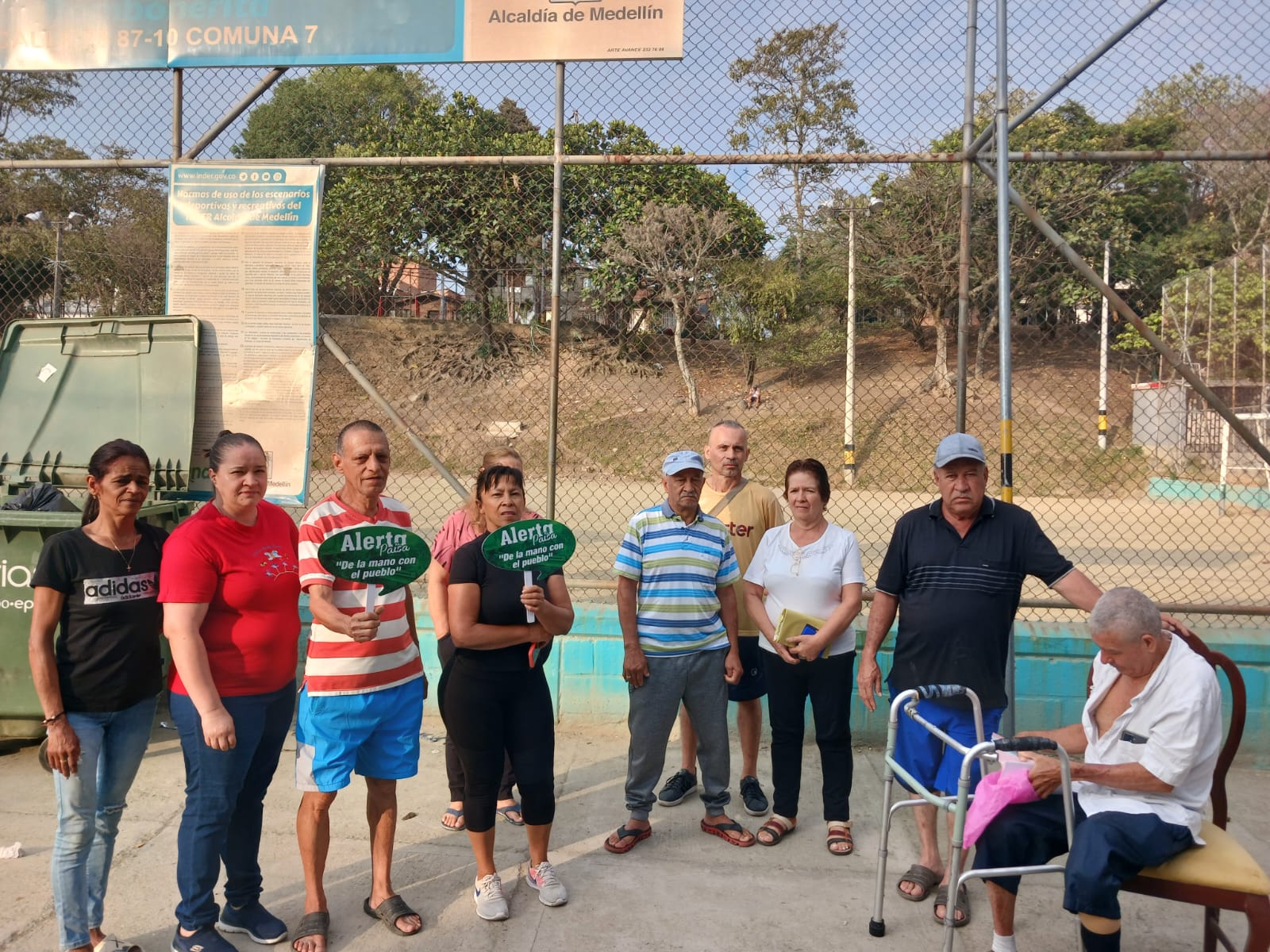 [FOTOS] Habitantes de Robledo El Diamante dicen que ya hay más polvo en sus pulmones que en la cancha de arenilla