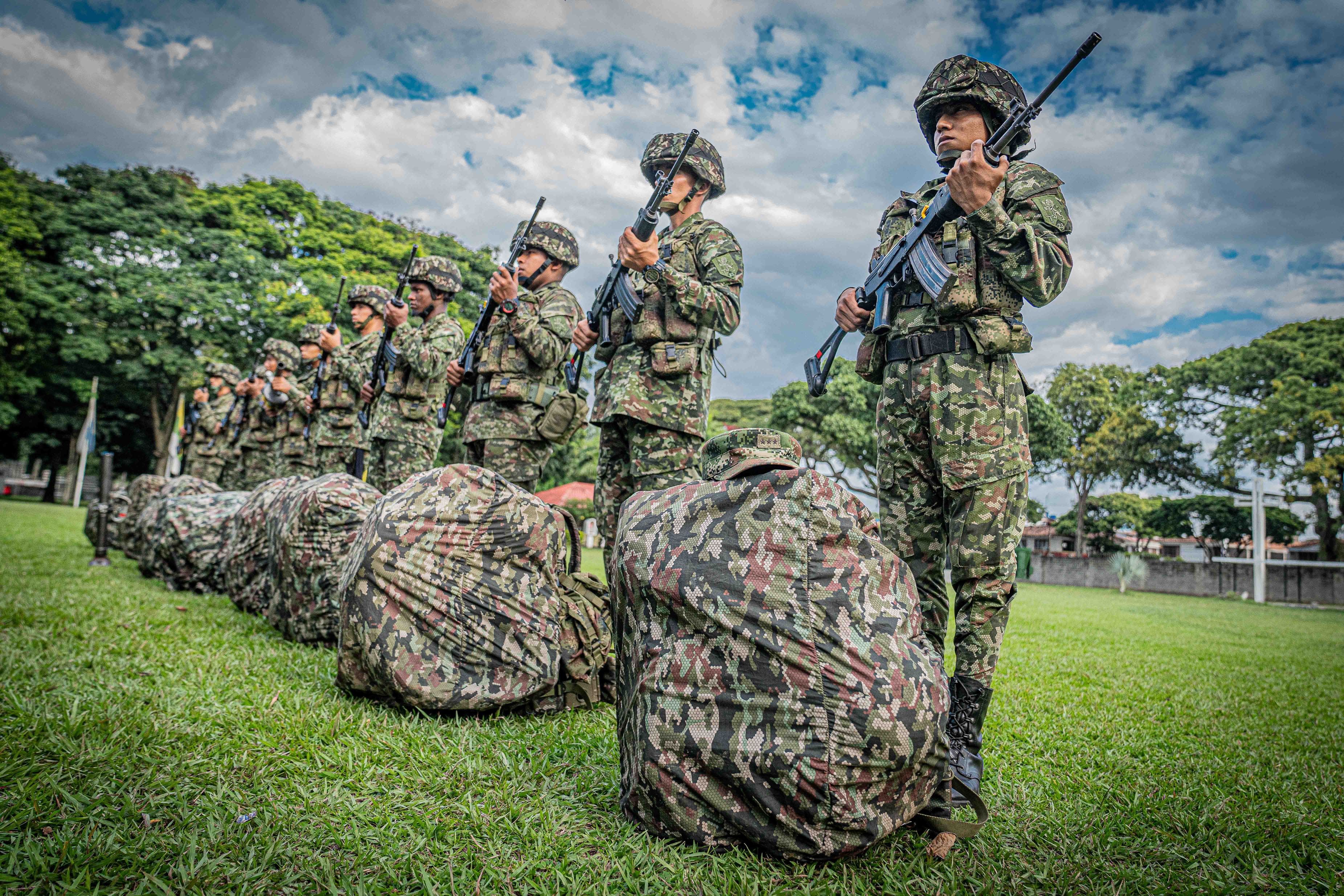 Comandante de las Fuerzas Militares dirige operaciones contra responsables de atentados terroristas.