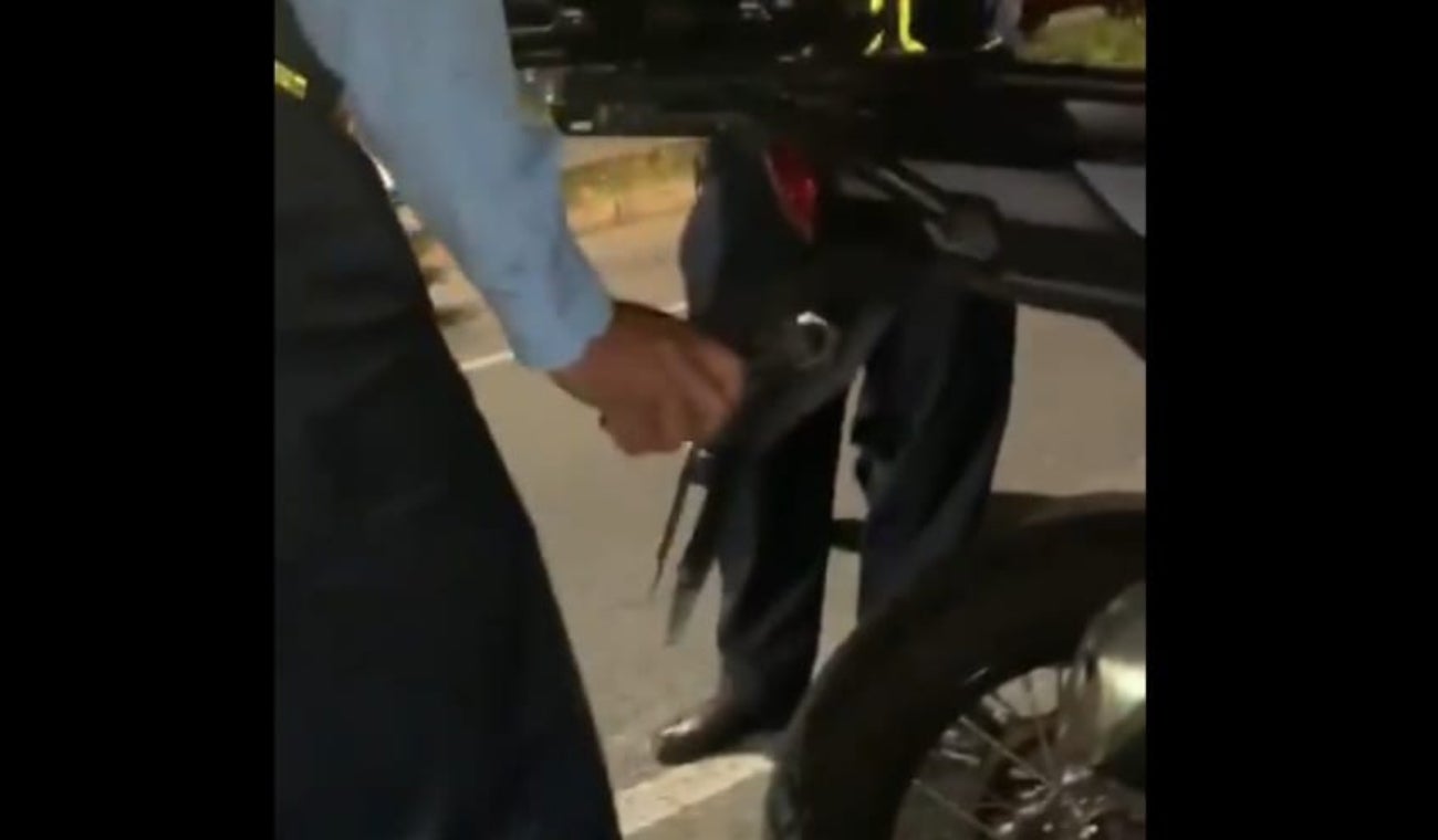 Agente de tránsito de Medellín es acusado de dañar una motocicleta para imponer comparendo