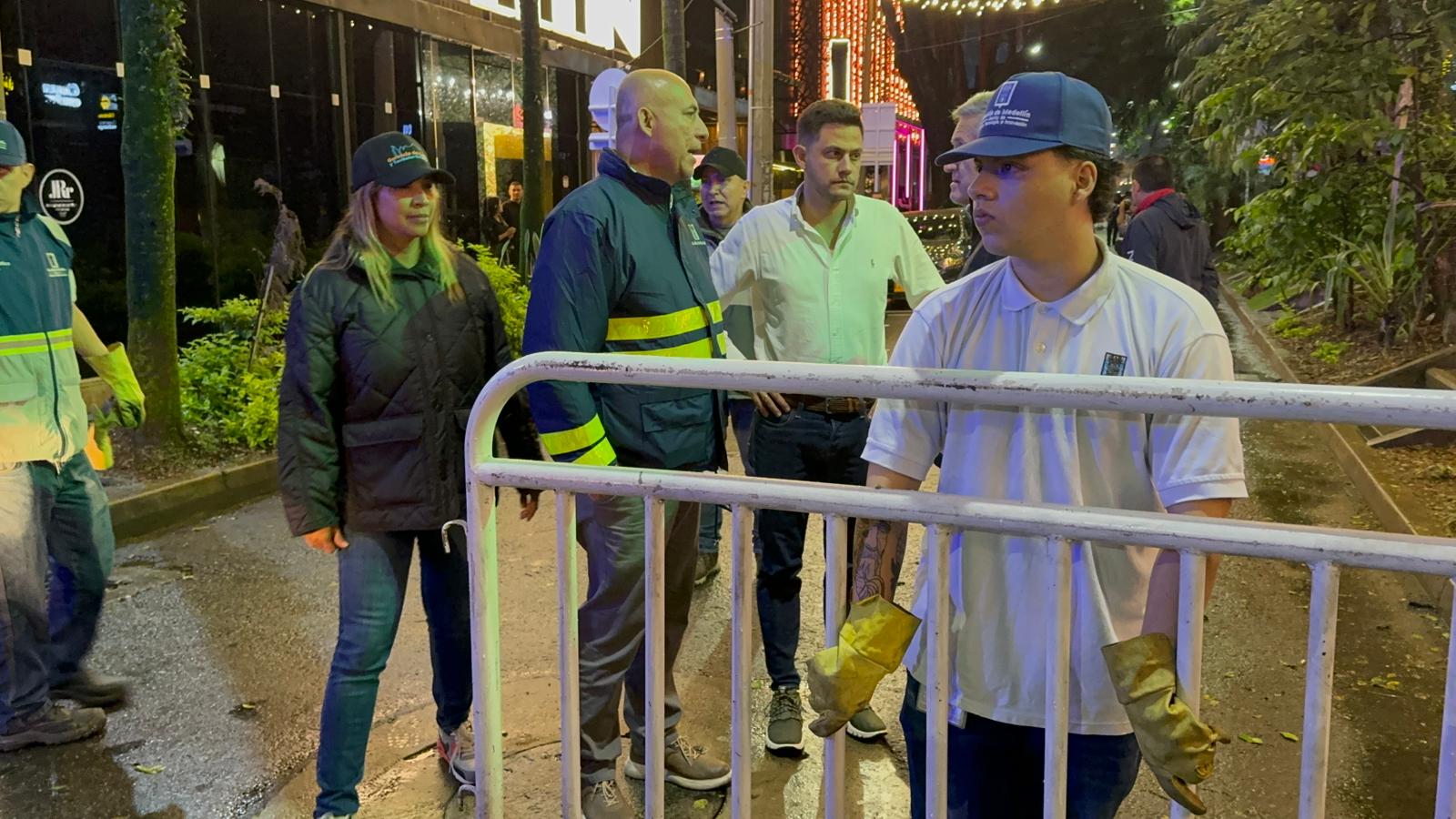 Desmote de vallas en el parque Lleras de Medellín