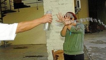 Referencia de foto de mujer atacada con liquido inflamable