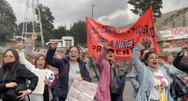 Madres comunitarias protestas frente al Icbf.