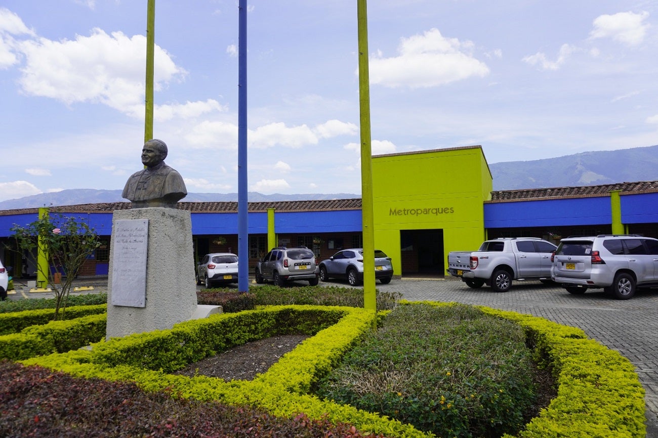 Parqueadero del Aeroparque Juan Pablo II de Medellín
