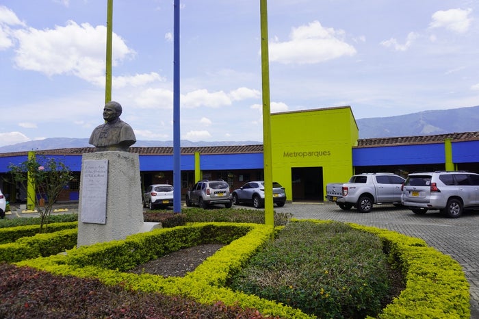 Parqueadero del Aeroparque Juan Pablo II de Medellín