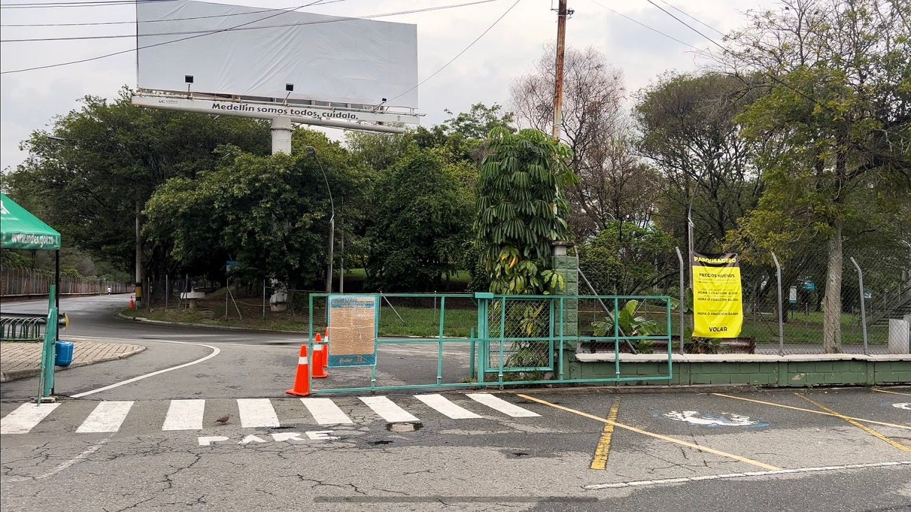 Parqueadero del Aeroparque Juan Pablo II de Medellín