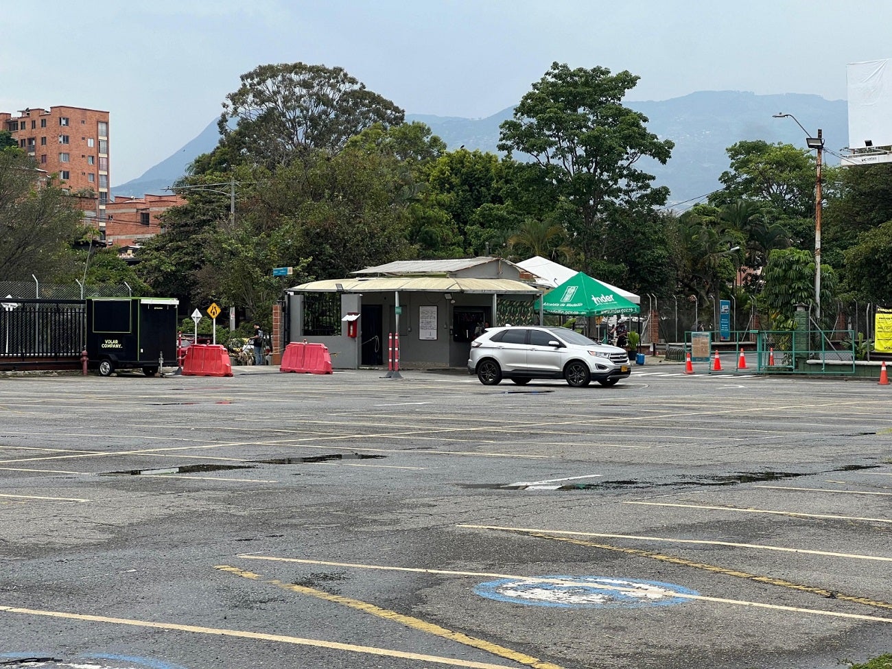 Parqueadero del Aeroparque Juan Pablo II de Medellín