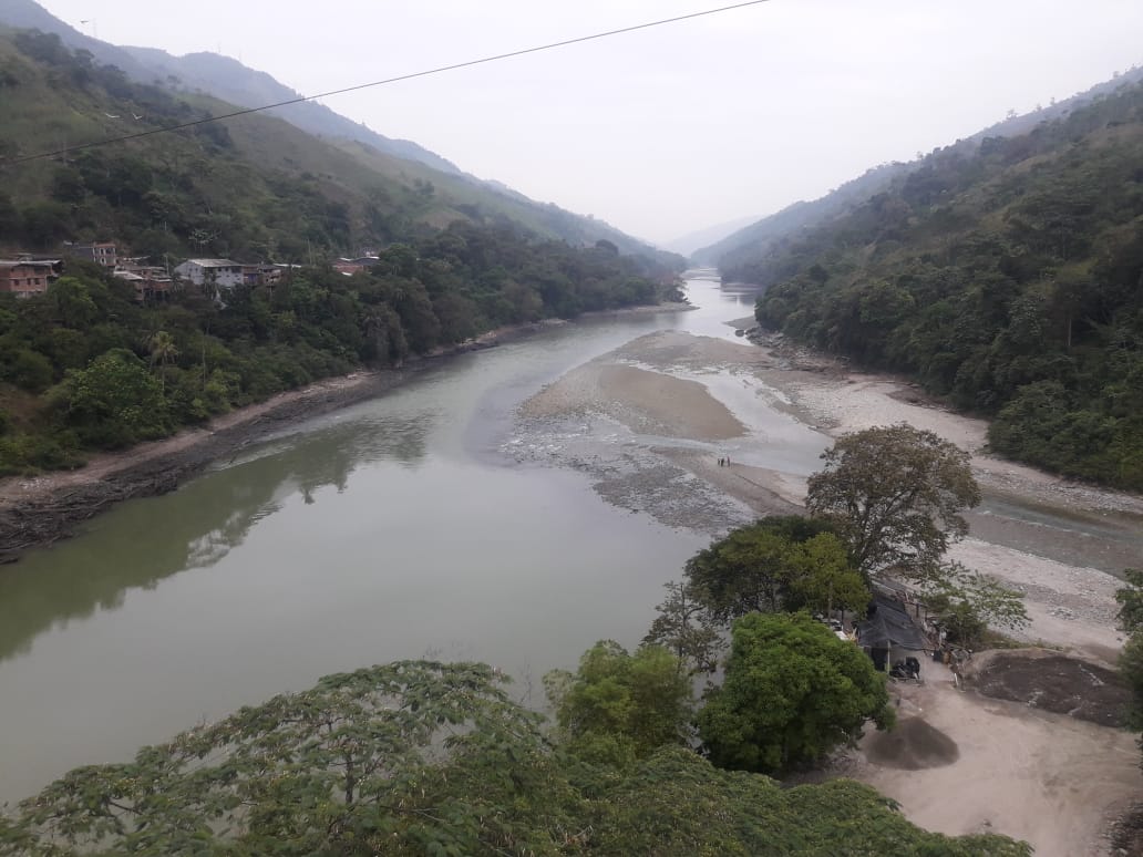 Descubren cuerpo desnudo y descompuesto flotando en el río Cauca. No ha sido rescatado