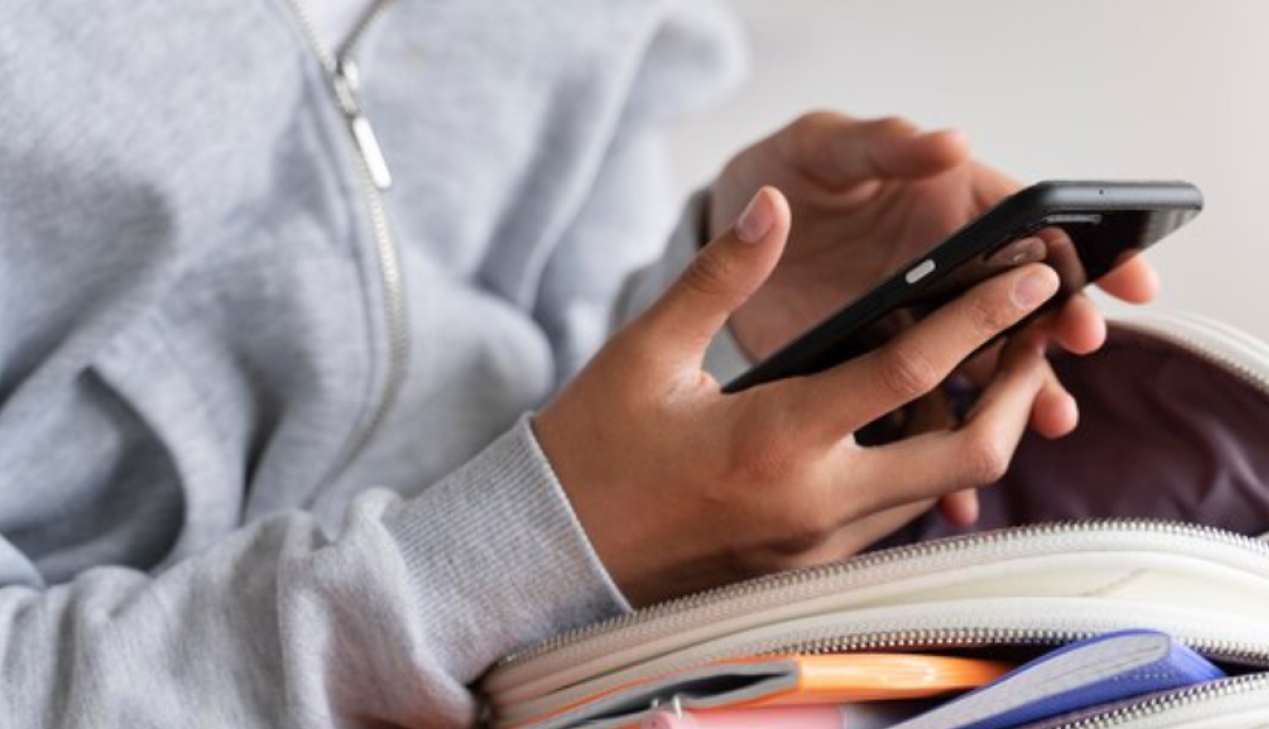 Tres colegios privados de Medellín analizan prohibir el uso de celulares para sus estudiantes