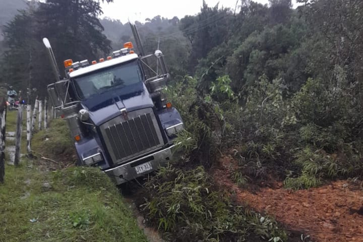 Se salvó de milagro: Deslizamiento de tierra casi se lleva tractomula en vía Medellín - Bogotá