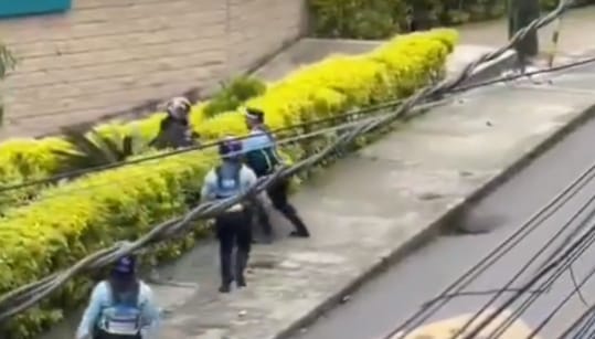 Guarda de tránsito lanzó cono e hizo caer a motociclista en un operativo de control de Bello