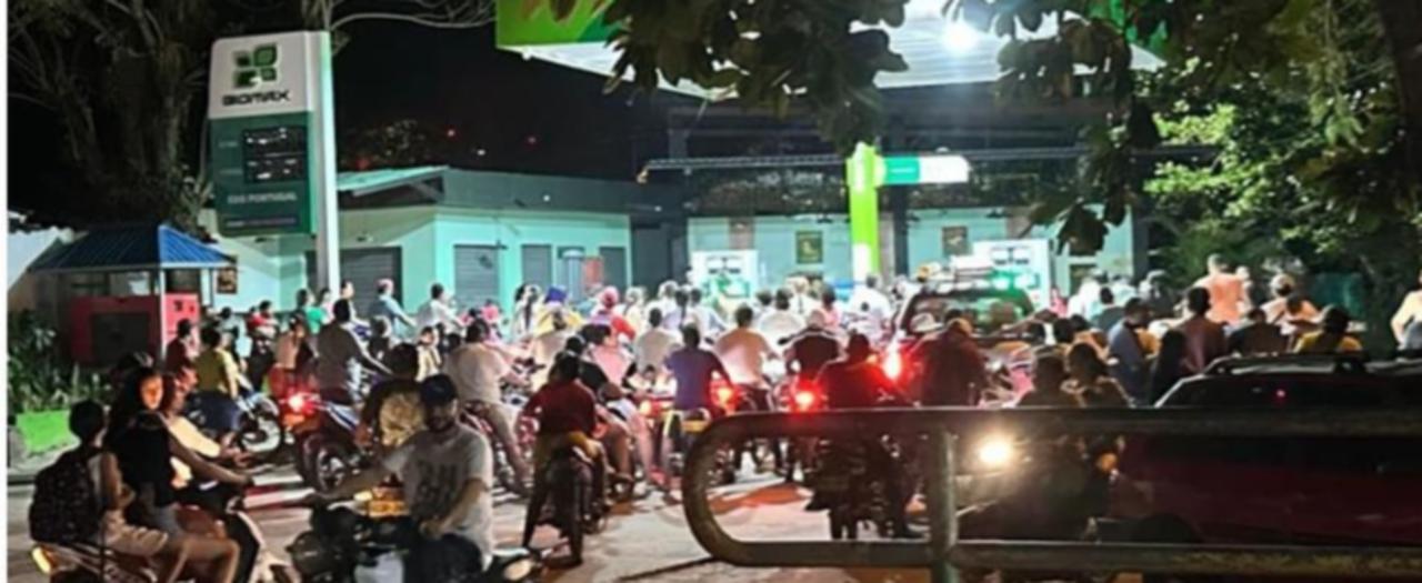 ¡Pánico en El Bagre! Grupo armado amenaza con cerrar estaciones de servicio y ciudadanos abarrotan gasolineras