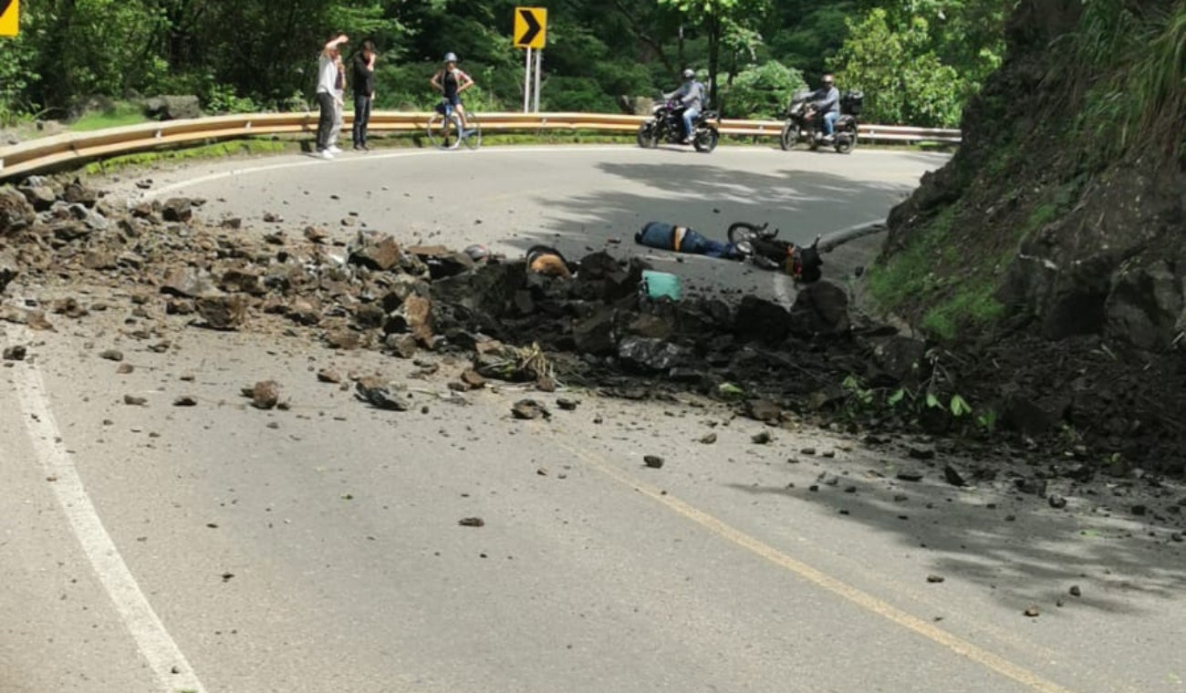Tragedia en la vía: Desprendimiento de rocas en Amagá - Bolombolo cobró la vida de motociclista tras dos días de lucha en un hospital