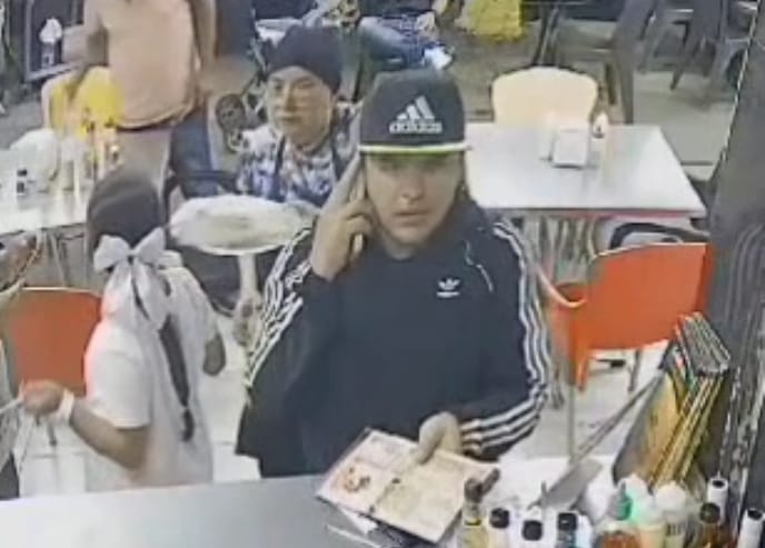 [Video] Ladrón se hizo el “bobo” para llevarse un celular en Aranjuez, Medellín