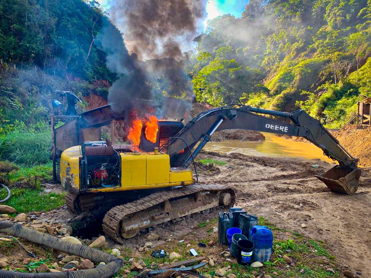 Minería ilegal recibe duro golpe en Amalfi: Ejército destruyó maquinaria por valor de 3 mil millones