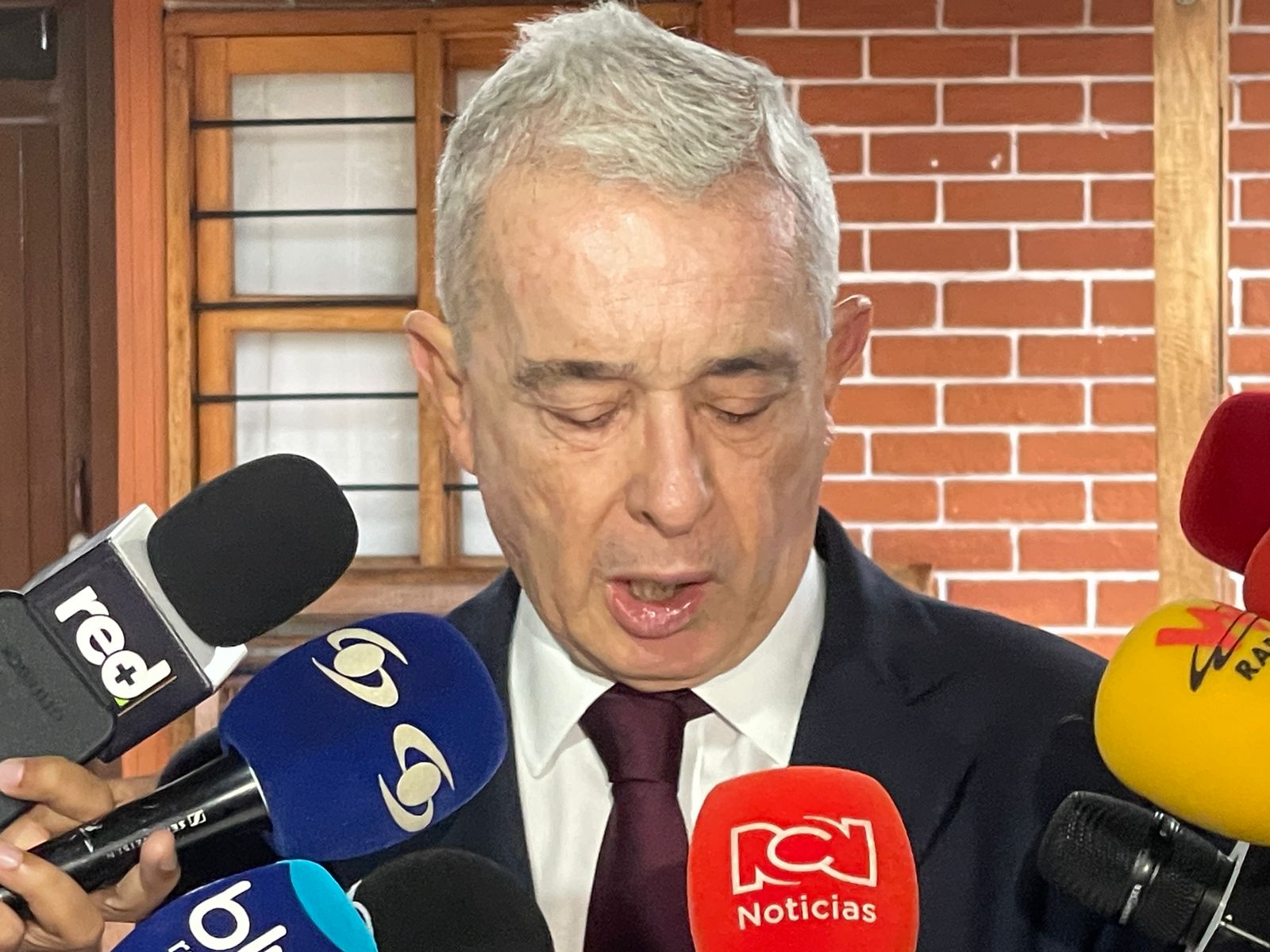 Expresidente Uribe se defiende de acusaciones por falsos testigos.