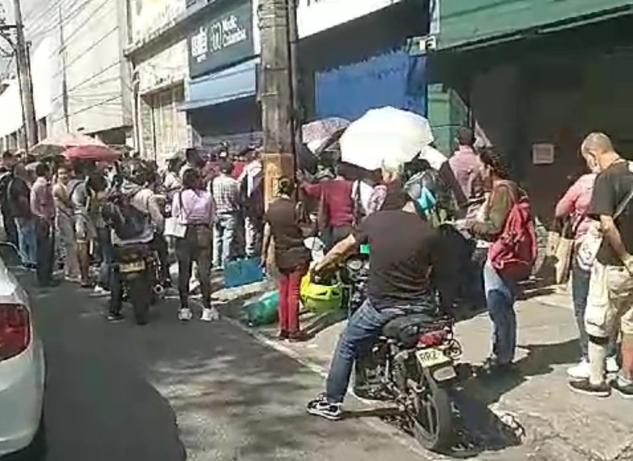 Fila de afiliados a la EPS Savia Salud