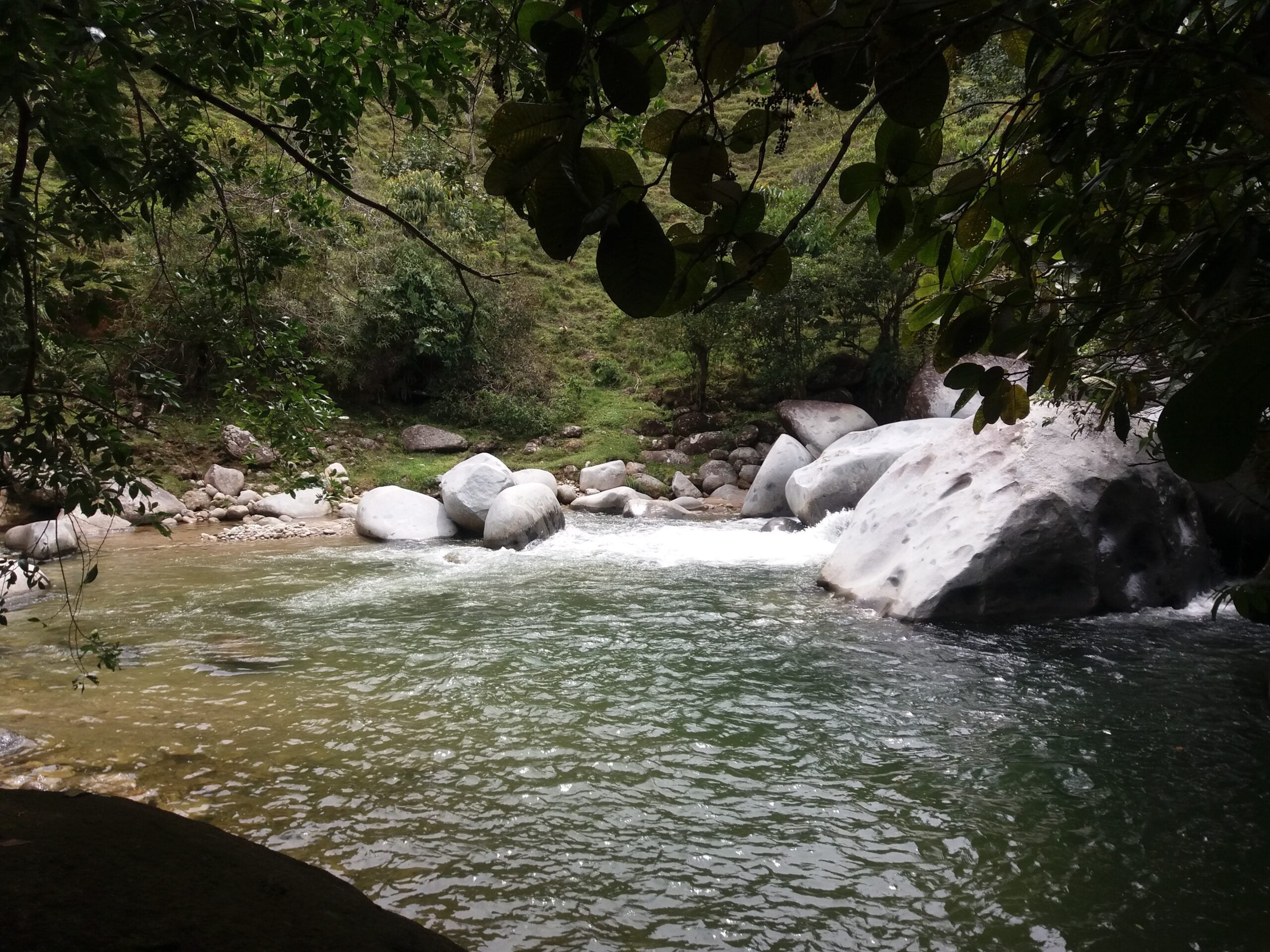 Tragedia en el río Guatapé: Joven pierde la vida tras ahogarse mientras nadaba con su novia