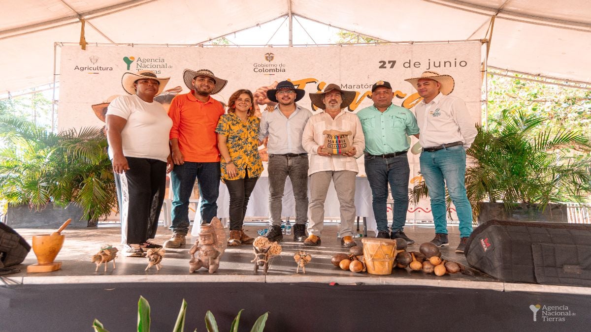 Entrega de tierras del Gobierno en Antioquia