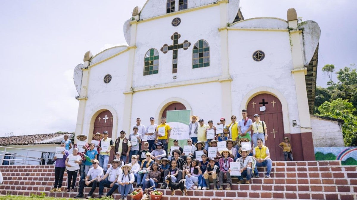 Familias de El Aro reciben títulos de predios por parte de la Agencia Nacional de Tierras