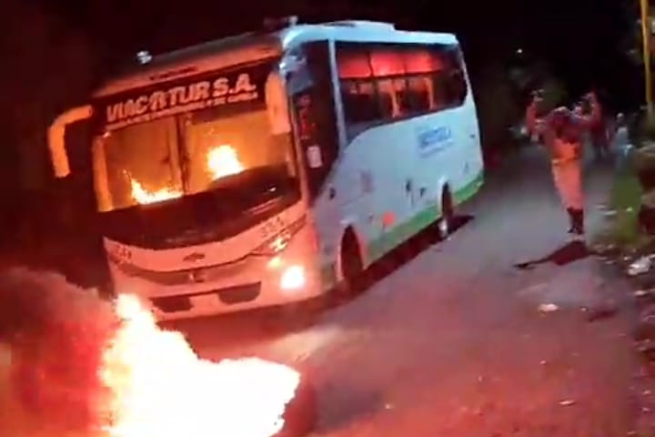 Bus quemado en Buriticá