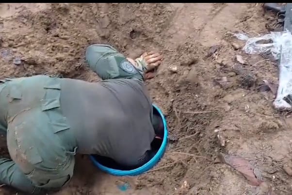 [Video] Así era la caleta subterránea del Clan del Golfo: más de 8 fusiles y 50 kilos de cocaína en Necoclí, Antioquia