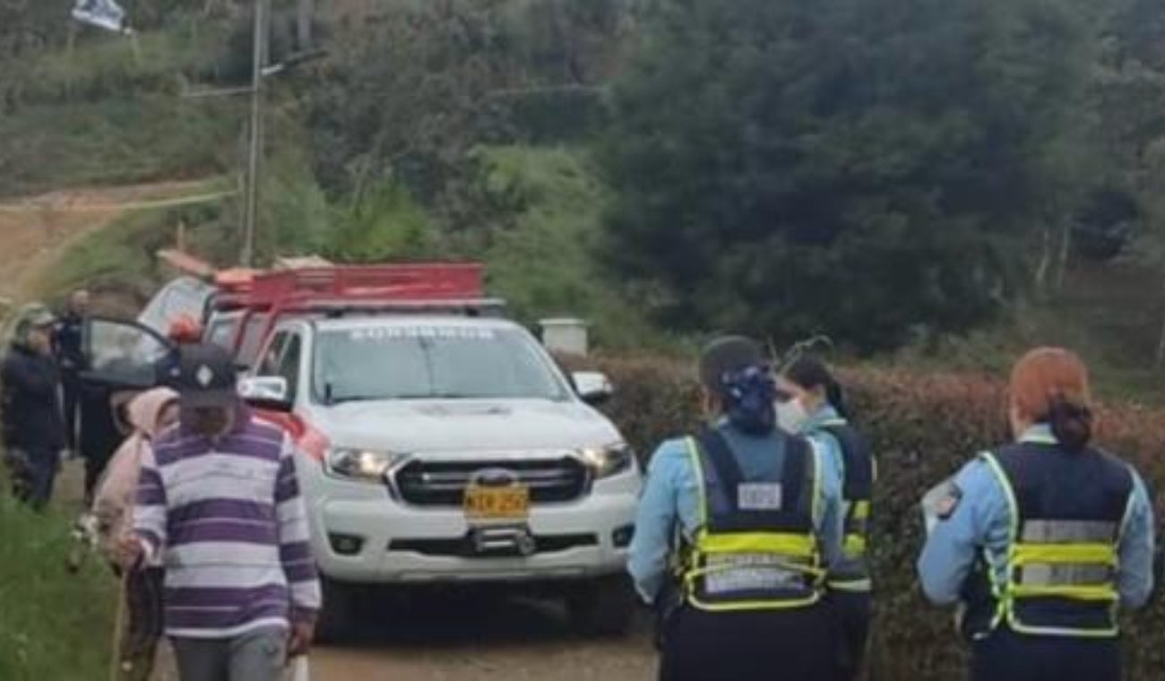 Conductor de empresa de comunicaciones se lanzó de vehículo sin frenos y este terminó arrollándolo en Guarne