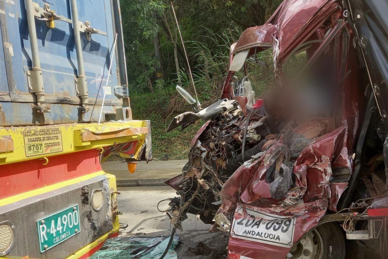 Imprudencia en la vía Hatillo - Medellín: Conductor de camión perdió la vida