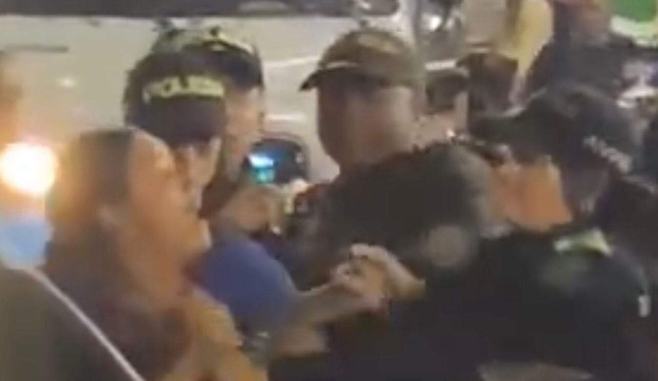 Mujer agrede a las autoridades en medio de un operativo