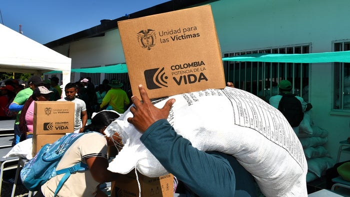 Entrega de ayudas humanitarias en El Bagre, Antioquia