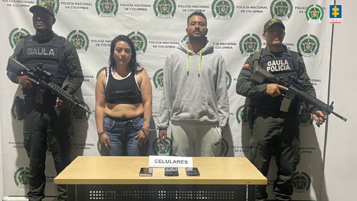 Eseneth Andrea Roldán Vásquez y Brayan Stiven Montoya Zapata, capturados por extorsión en Medellín