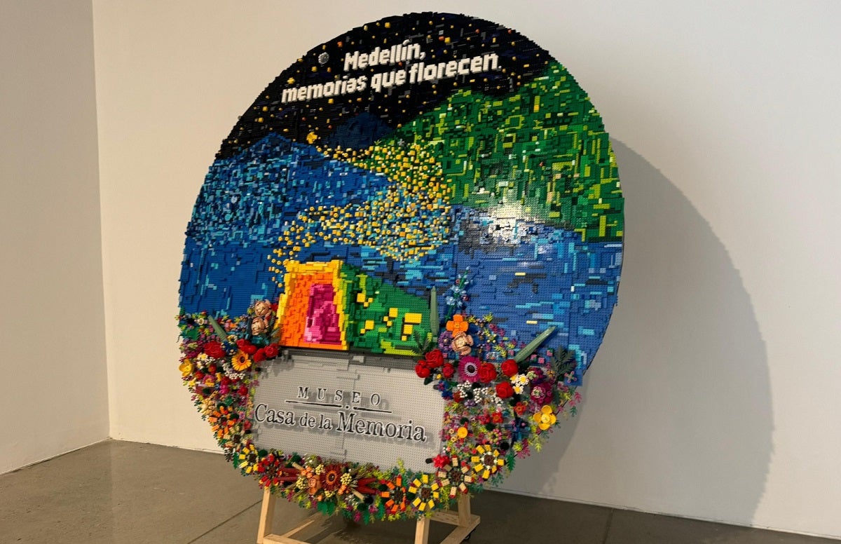 Silleta elaborada con fichas de lego en Medellín