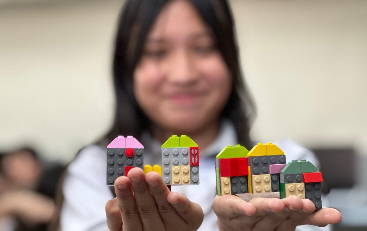 Silleta elaborada con fichas de lego en Medellín