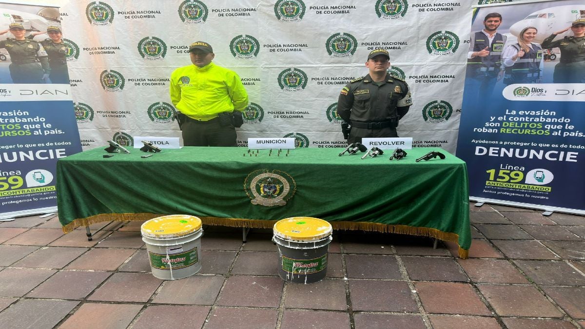 Incautación de armamento en canecas de pintura