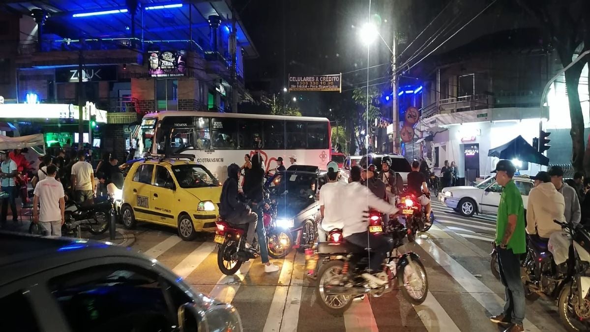 Invasión del carril de Metroplús en Manrique